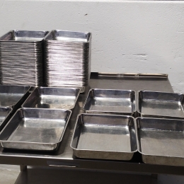 153 plats en inox (30x23x4.8)